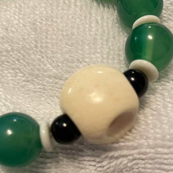 Jade Beaded Bracelet - Picture 2 of 4